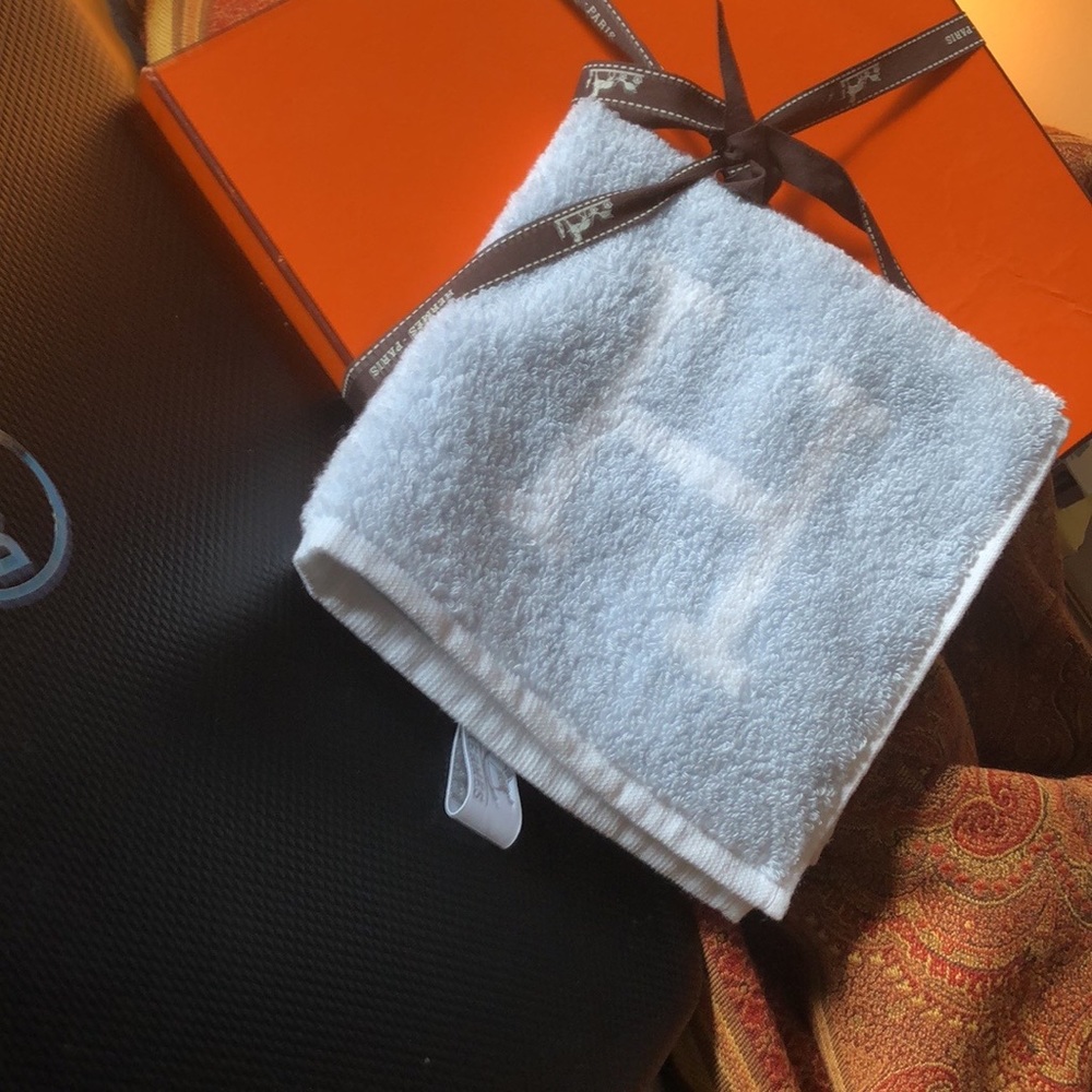 Hermès luxurious hand towels. Carre Avalon Eponce. Fall winter 2019.